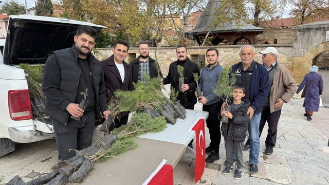 Merzifon'da şehit askerler için fidan dağıtıldı