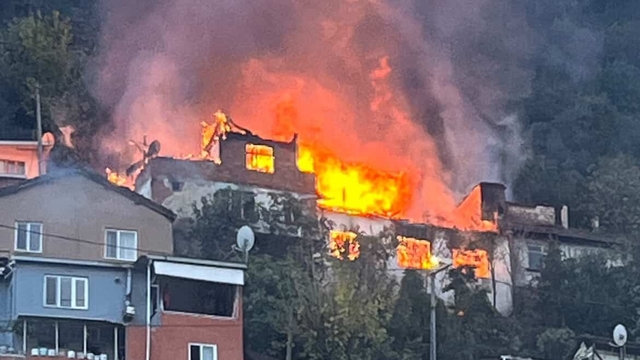 Bursa'da 2 katlı bina alevlere teslim oldu, o anlar havadan dronla görüntülendi
Bursa'nın birçok noktasından görülen alevleri söndürmek için itfaiye ekipleri seferber oldu