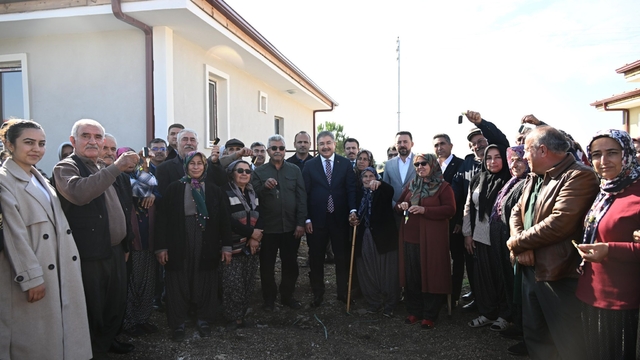 Osmaniye'de yapımı tamamlanan 12 köy evi depremzedelere teslim edildi