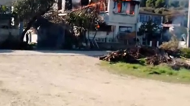 Bursa'daki yangında bir ev küle döndü, bir evde hasar oluştu