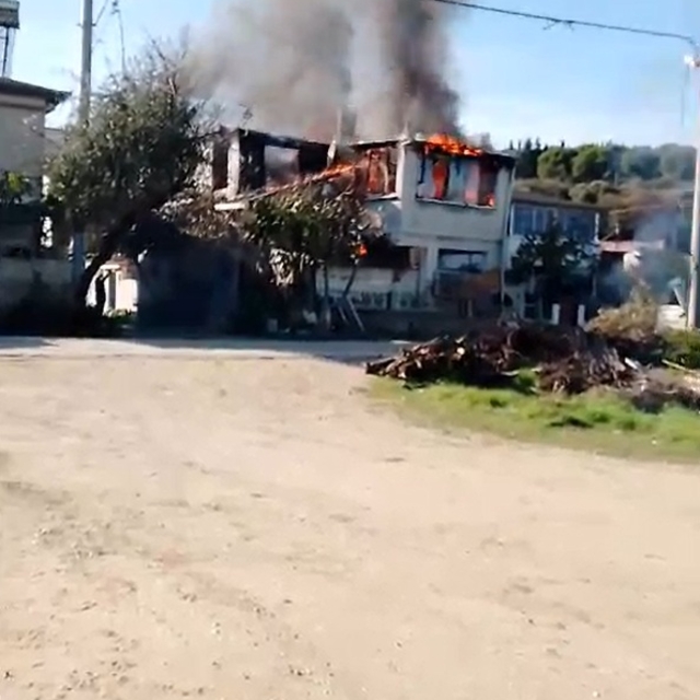 Bursa'daki yangında bir ev küle döndü, bir evde hasar oluştu