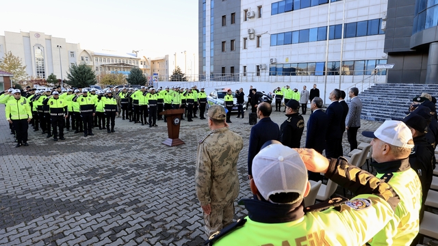 Bingöl'de trafik polislerine yaka kameraları törenle dağıtıldı
