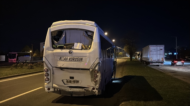 Bolu'da üç servis midibüsü çarpıştı: 11 yaralı