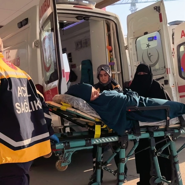 Marketten aldıkları tavuğu yiyen aynı aileden 3 kişi zehirlendi