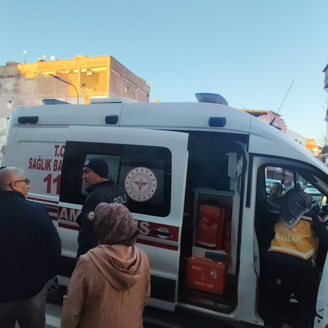 17 yaşındaki çocuk 'Neden yan baktın?' kavgasında bıçaklandı