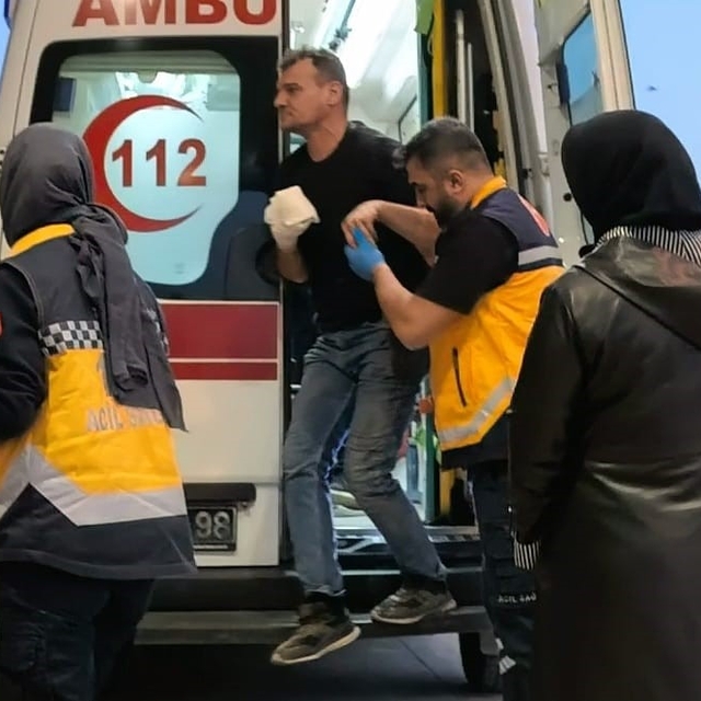 Eli traktörün hidrolik sistemine sıkışan çiftçi yaralandı