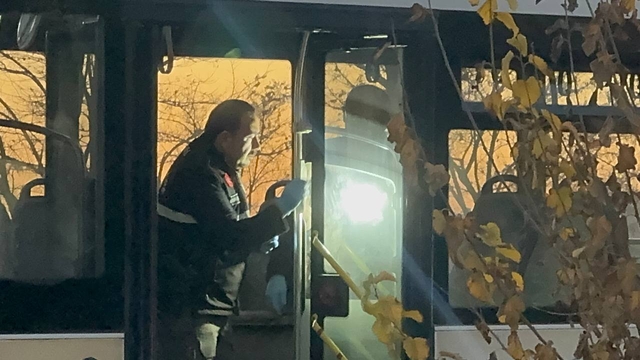 Belediye otobüsünde, eşinin gözü önünde  bıçaklandı
