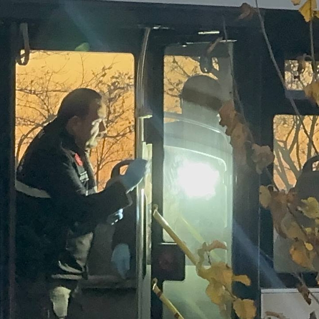 Belediye otobüsünde, eşinin gözü önünde  bıçaklandı