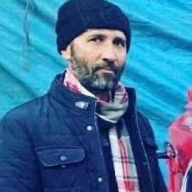 Tadilat için çıktığı çatıdan düşüp öldü