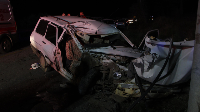 Alkollü sürücünün kullandığı otomobil elektrik direğine çarptı; Anne ve kızı yaralandı