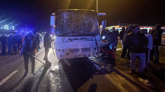 Bolu'da 3 işçi servisinin karıştığı kazada 11 kişi yaralandı