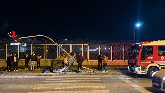 Çubuk'ta trafik ışığı direğine çarpan otomobildeki 1 kişi yaralandı