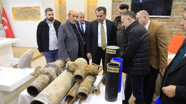 Meclis toplantısına eski içme suyu borularını getiren Başkan Şerifoğulları: "İçme suyu hattı döşeme çalışmalarımız yüzde 99 seviyesine ulaşmıştır"