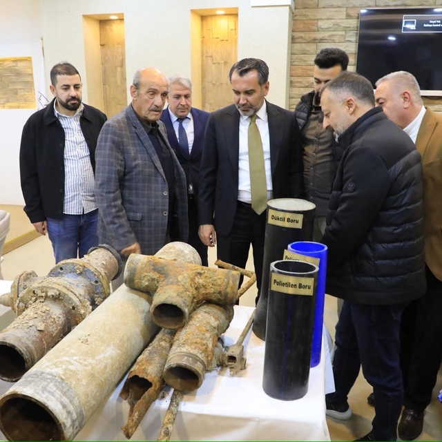 Meclis toplantısına eski içme suyu borularını getiren Başkan Şerifoğulları:...
