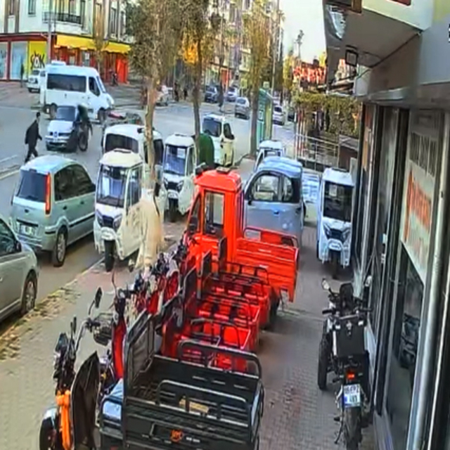 Otomobilin çarptığı elektrikli bisiklet sürücüsü yaralandı; kaza anı kamera...