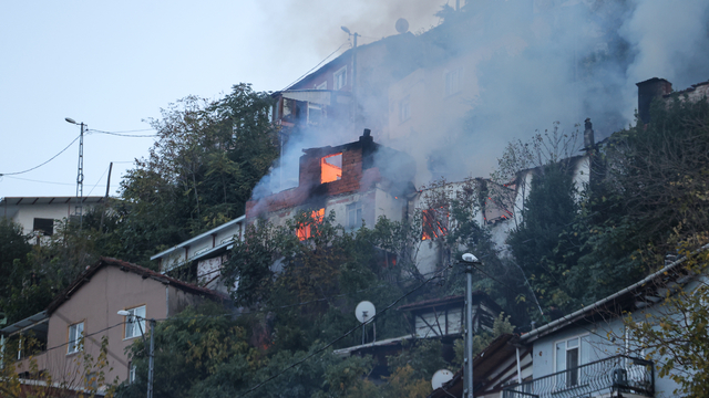 Bursa'da 2 katlı evde çıkan yangın söndürüldü