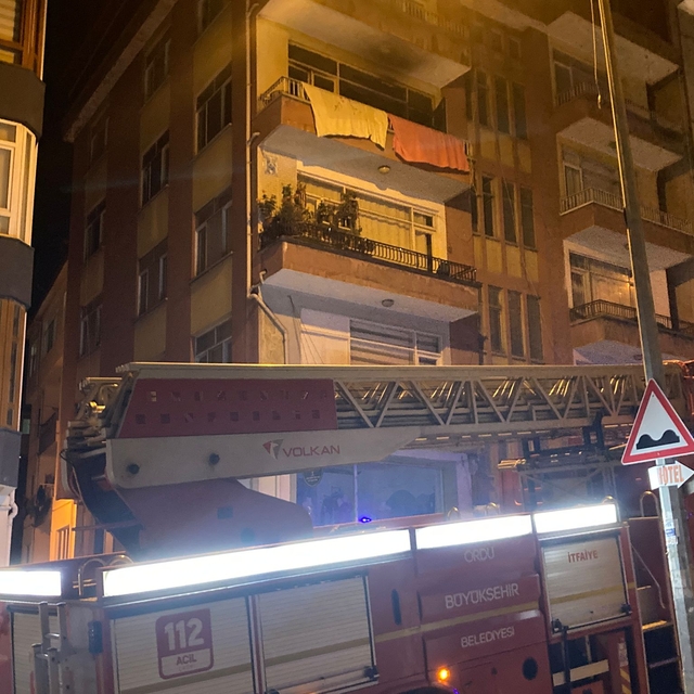 Yanan evde mahsur kalan anne ve oğlu yaralandı