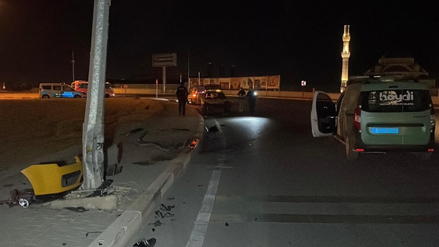 Karaman'da ticari taksi aydınlatma direğine çarptı