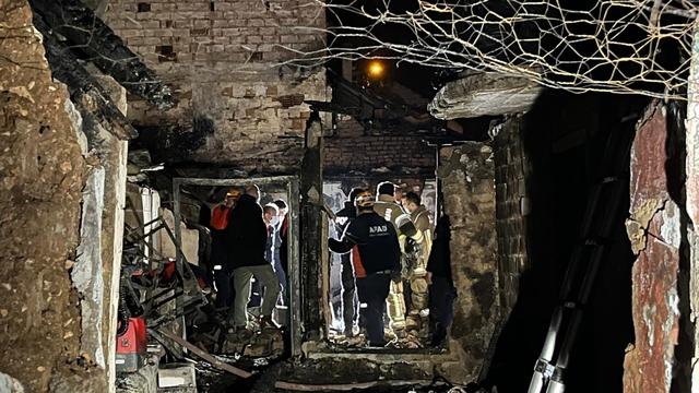 Bursa'da 2 katlı binada çıkan yangın 3 eve daha sıçradı, 1 ölü; alevler dronla görüntülendi (4)