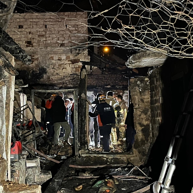 Bursa'da 2 katlı binada çıkan yangın 3 eve daha sıçradı, 1 ölü; alevler dro...