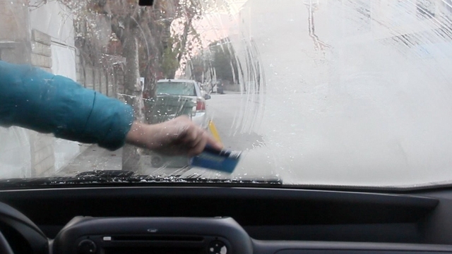 Erzincan'da soğuk hava etkili oldu: Araç camları buz tuttu