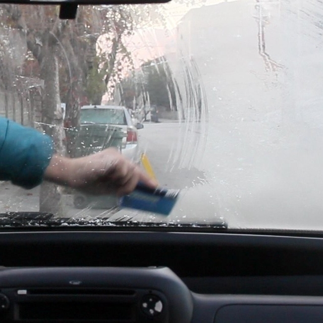 Erzincan'da soğuk hava etkili oldu: Araç camları buz tuttu