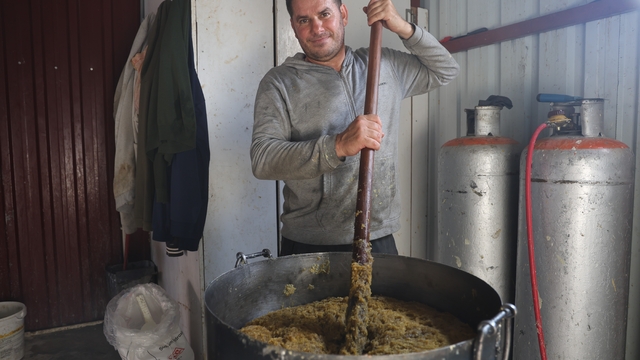Kara kazanda pişen zeytinyağlı defne sabunu Türkiye'nin dört bir yanından rağbet görüyor