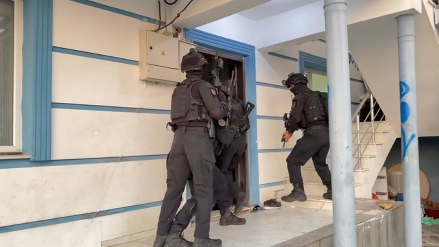 İzmir merkezli 2 ilde 'Medeler' suç örgütüne operasyon: 14 gözaltı