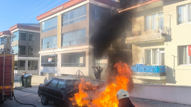 Erzincan'da park halindeki araç yandı