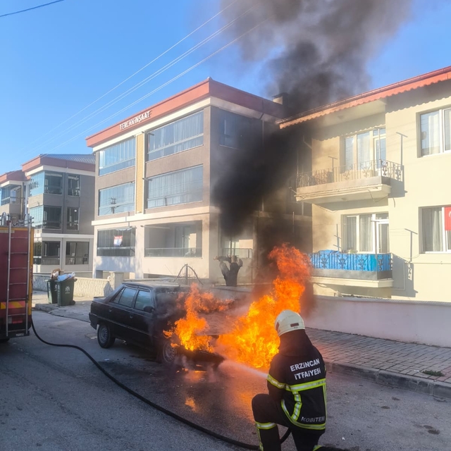 Erzincan'da park halindeki araç yandı