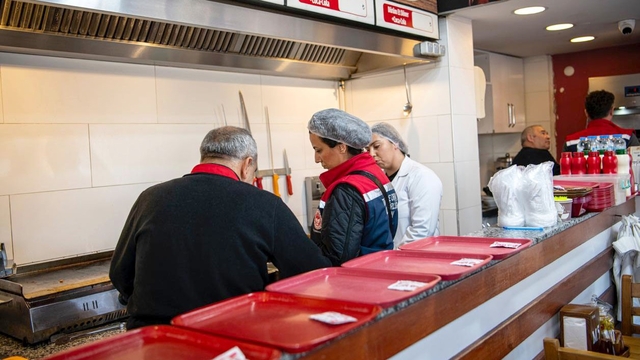 Kuşadası Belediyesi halk sağlığıyla oynayanları affetmiyor
28 kilogram gıda ürünü imha edildi