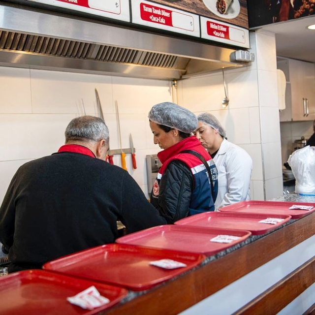 Kuşadası Belediyesi halk sağlığıyla oynayanları affetmiyor
28 kilogram gıda...