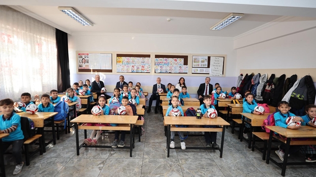 Şahinbey Belediyesinden okulunu temiz tutan öğrencilere top verildi