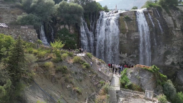 Sonbaharda Tortum Şelalesi'nde ziyaretçi yoğunluğu