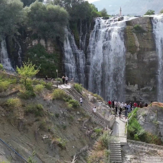 Sonbaharda Tortum Şelalesi'nde ziyaretçi yoğunluğu
