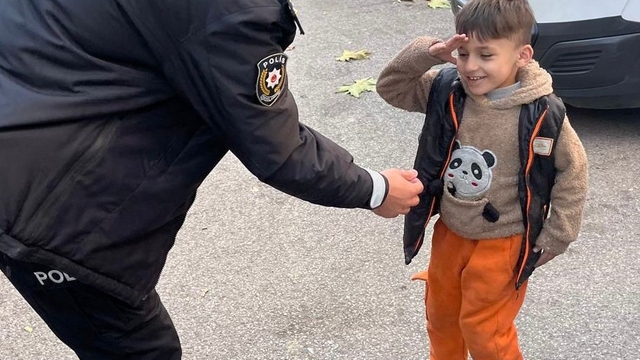 Yoldan geçen emniyet müdürünü gördü, asker selamıyla yürekleri ısıttı