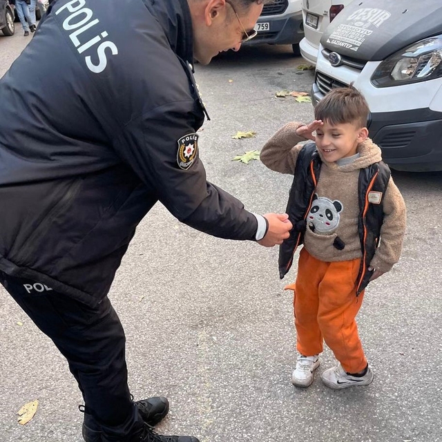 Yoldan geçen emniyet müdürünü gördü, asker selamıyla yürekleri ısıttı
