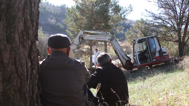 Su altında kalacak mezarlıktaki kabirler taşınıyor