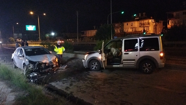 Antalya'da kamyonetle çarpışan otomobilin sürücüsü ağır yaralandı