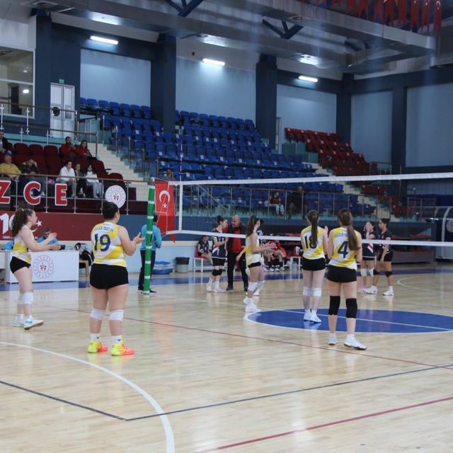 Düzce küçük kızlar voleybol müsabakaları başladı