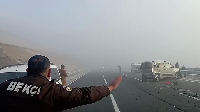 Erzurum ve Kars'ta sis etkili oldu; yolcu otobüsü ile TIR çarpıştı