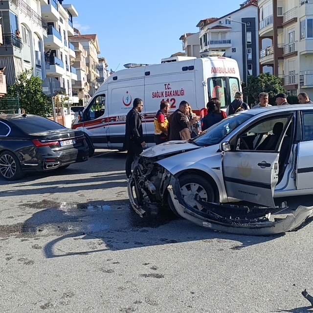 İl Sağlık Müdürlüğü aracı kaza yaptı: 2 sağlık çalışanı yaralandı