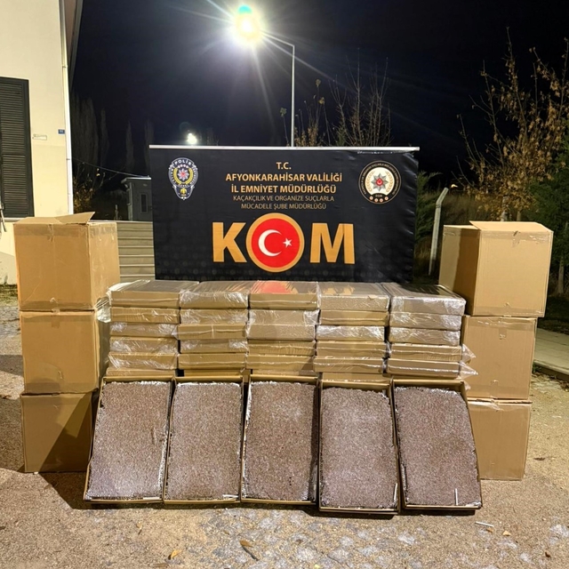 Afyonkarahisar'da yaklaşık 300 bin adet doldurulmuş kaçak makaron ele geçir...
