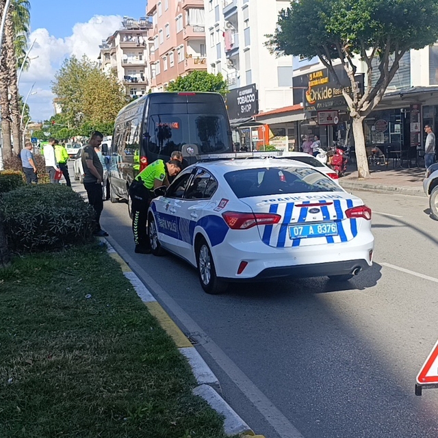 Manavgat'ta 3 aracın karıştığı zincirleme kazada 1 kişi yaralandı