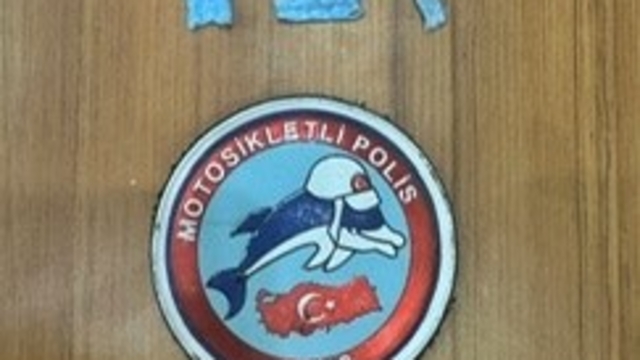 Polis çok sayıda ruhsatsız silah ve uyuşturucu maddeler ele geçirdi