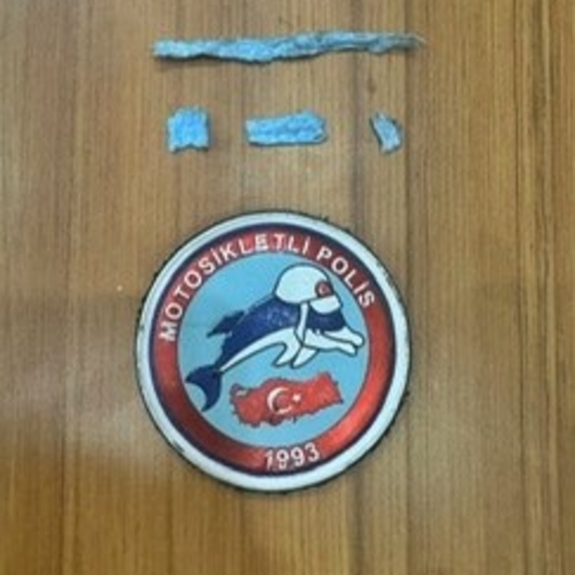 Polis çok sayıda ruhsatsız silah ve uyuşturucu maddeler ele geçirdi