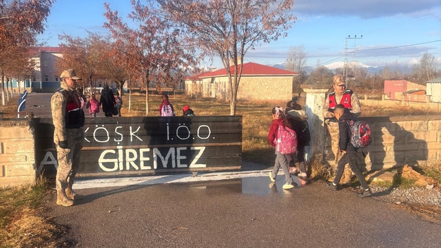 Van'da jandarma ekipleri okul çevresinde denetim yaptı