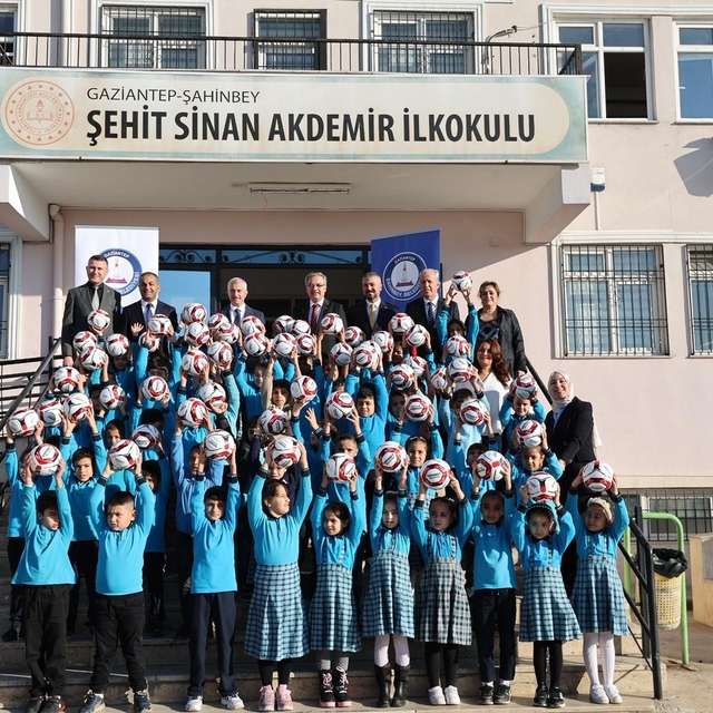 Şahinbey'den okulunu temiz tutan öğrencilere futbol topu hediye
Başkan Tahm...