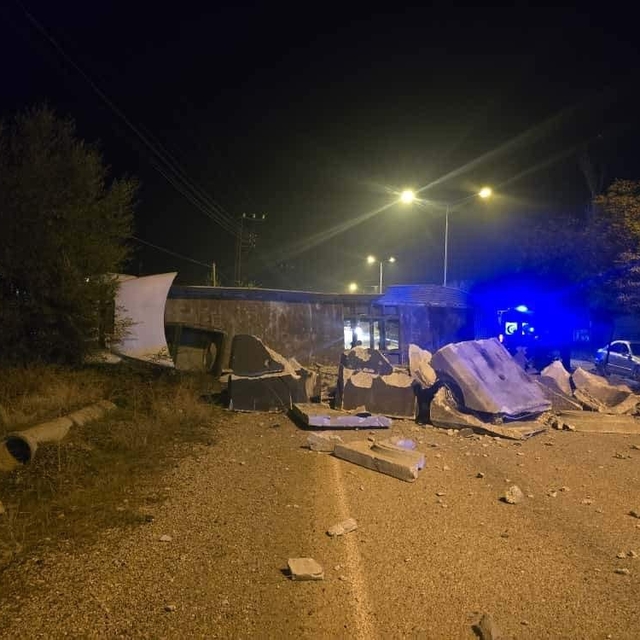Malatya'da devrilen tır yolu kapattı
