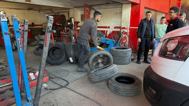 Lastikçilerde kış yoğunluğu: Sürücüler kış lastiği değişimi için akın ediyor